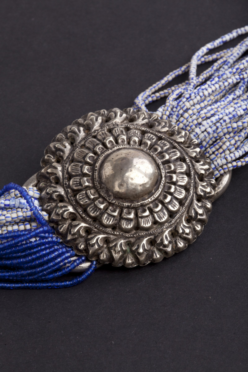 Collana con perle in vetro ed elementi d'argento antico