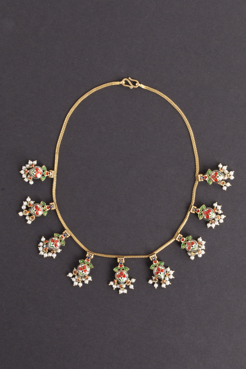 Collana in oro e smalti "navaratna". Rajasthan, India