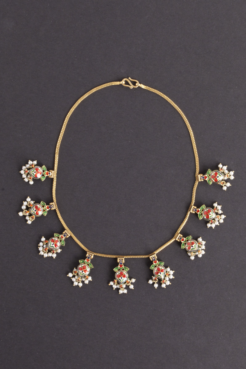 Collana in oro e smalti "navaratna". Rajasthan, India