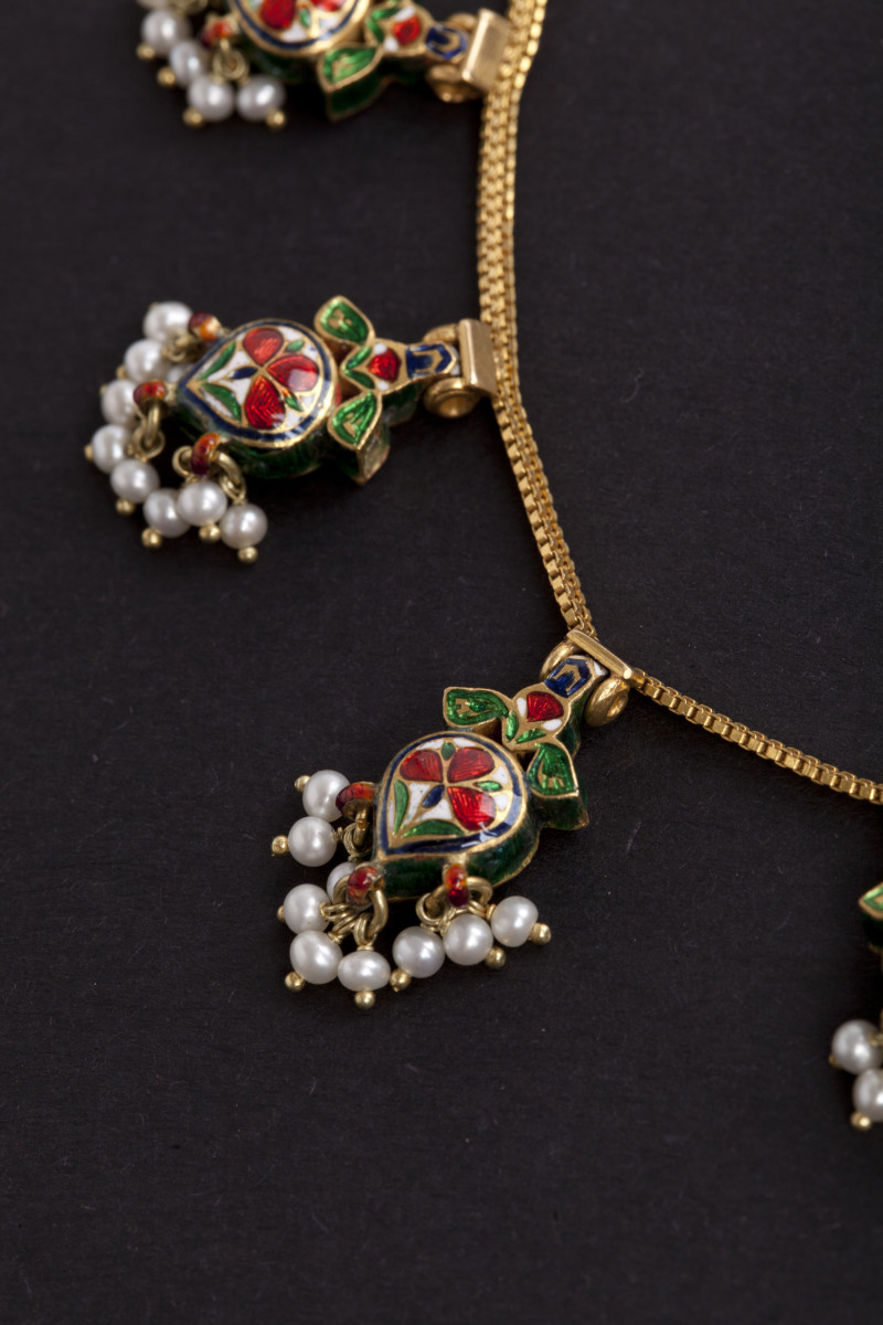 Collana in oro e smalti "navaratna". Rajasthan, India