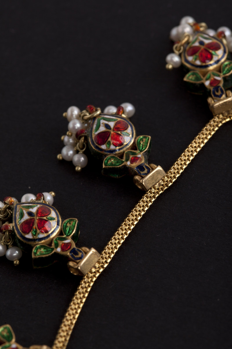 Collana in oro e smalti "navaratna". Rajasthan, India