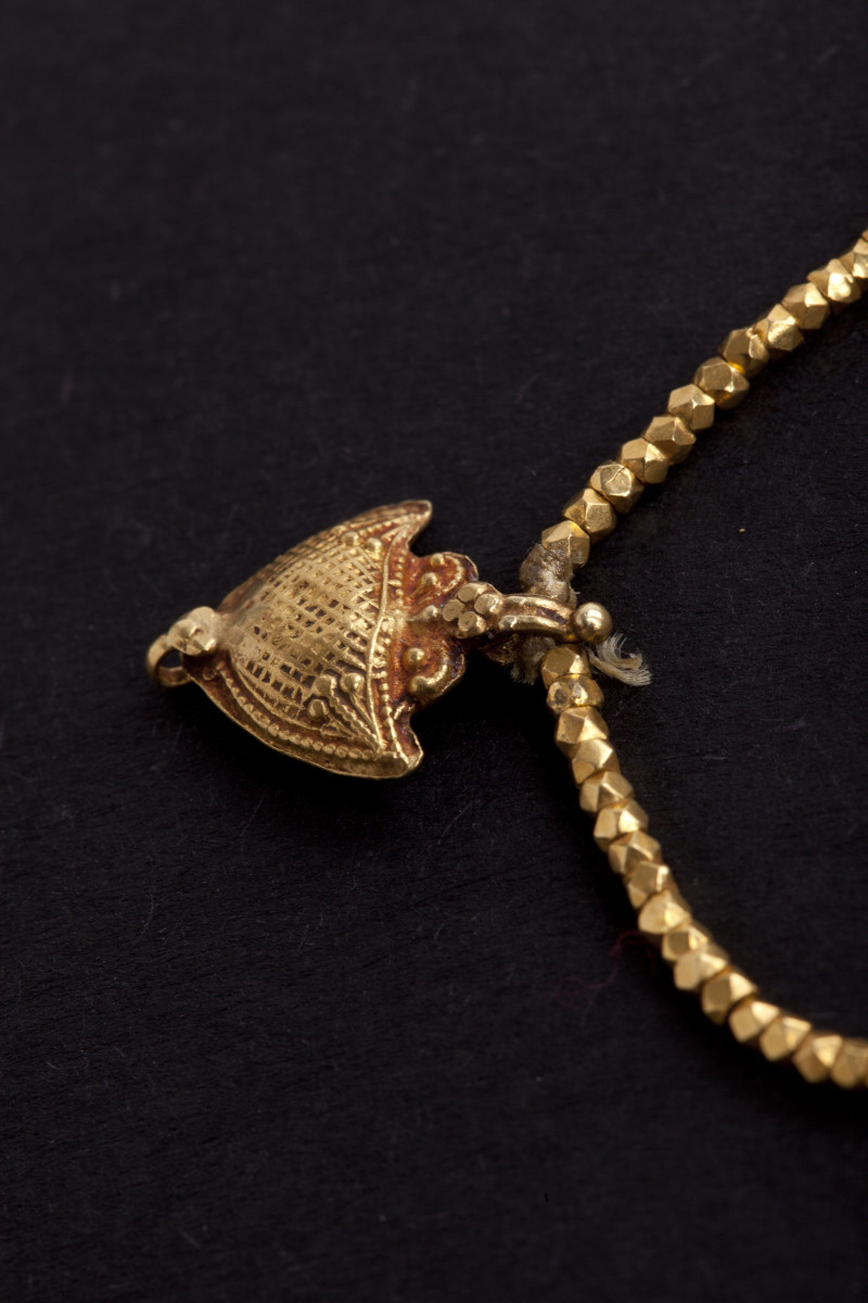 Collana con pendenti simbolici in oro. India