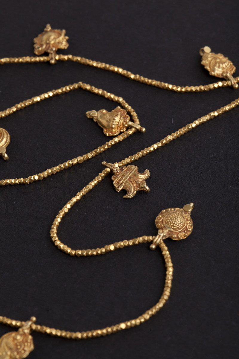 Collana con pendenti simbolici in oro. India