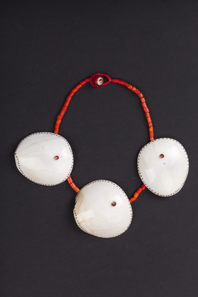 Collana con tre conchiglie. Nagaland, India