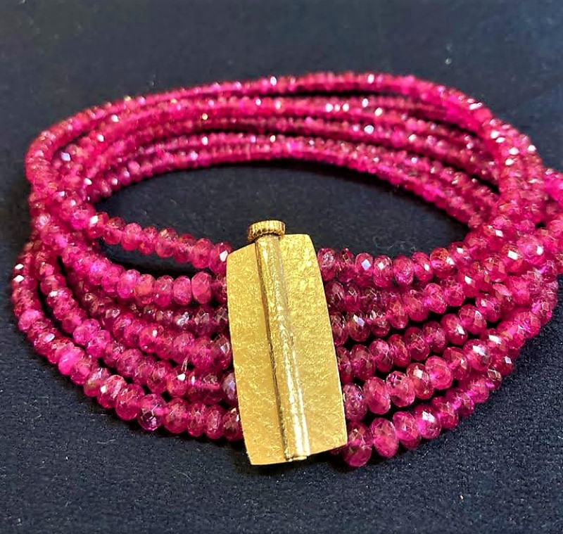 Bracciale in rubellite con chiusura in oro.