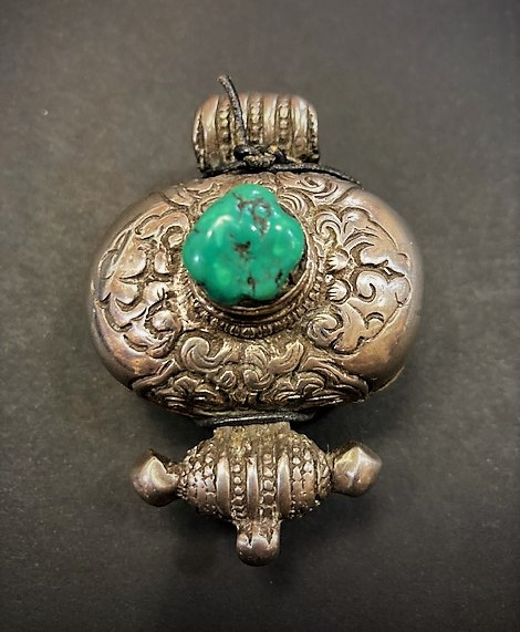 Ga'u, scatola porta amuleti, in argento e turchese. Tibet