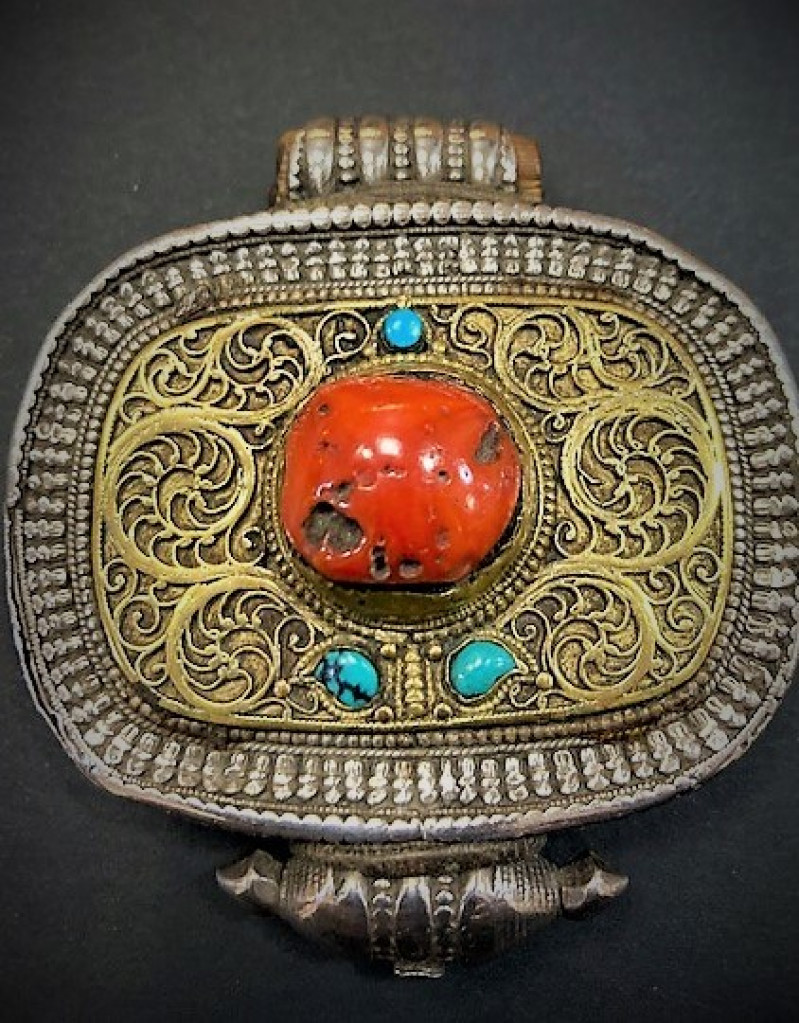 Ga'u, contenitore amuleto, in argento, oro, corallo e turchesi. Tibet