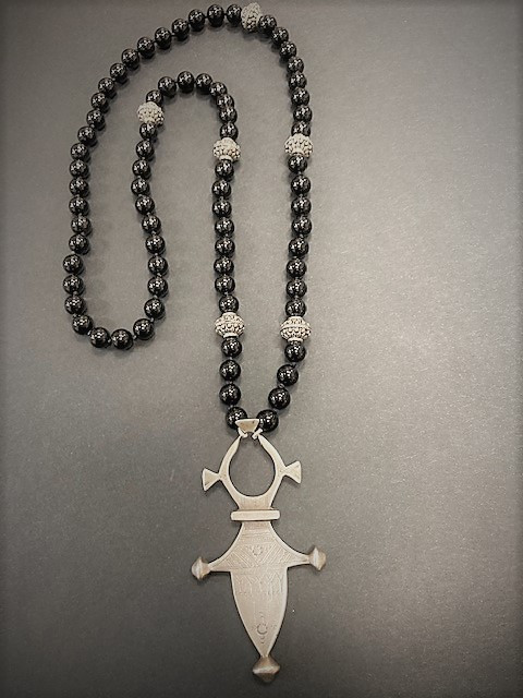 Collana in onice con pendente Tuareg in argento. Nigeria