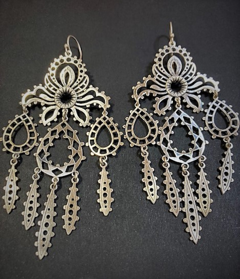 Orecchini chandelier in argento traforato di Laurent Gandini