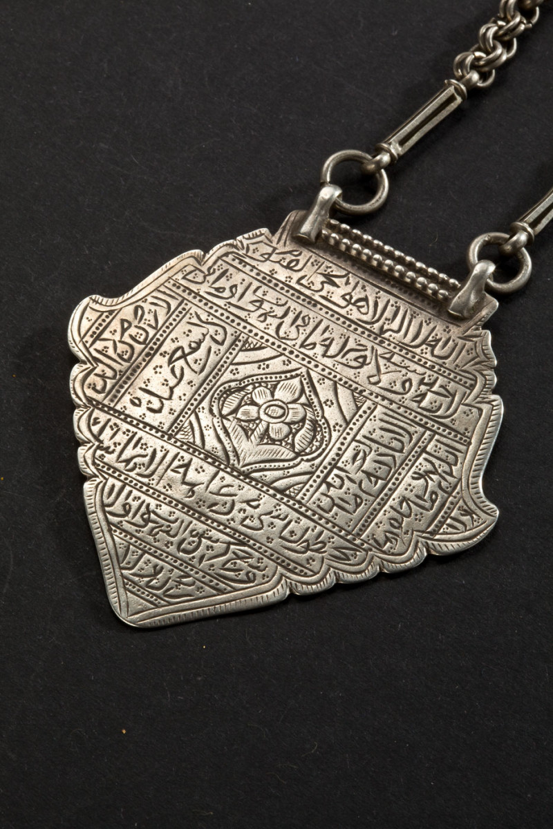 Collana in argento con pendente amuleto. Pakistan