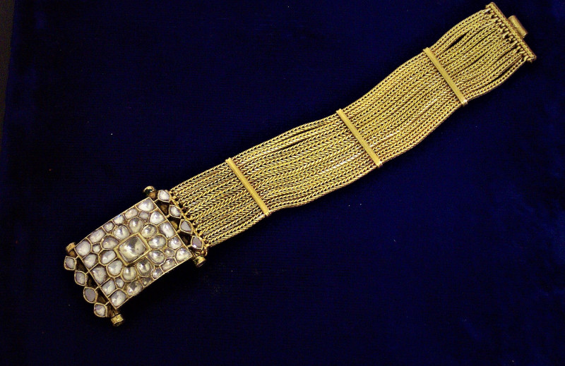 Raro bracciale in oro, diamanti e smalti champlevé. India Mughal, 1800