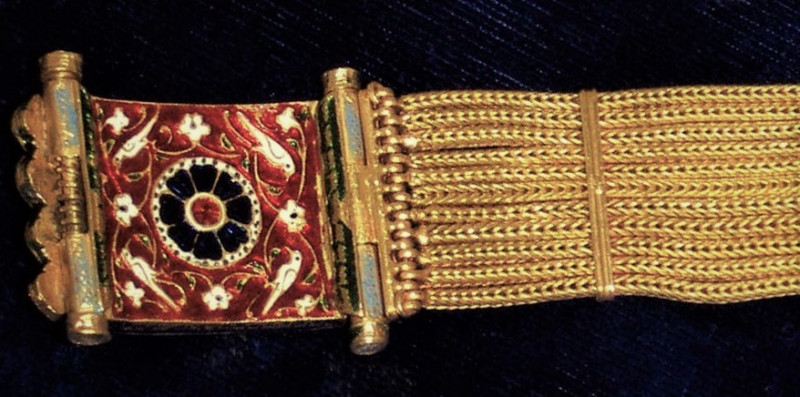 Raro bracciale in oro, diamanti e smalti champlevé. India Mughal, 1800