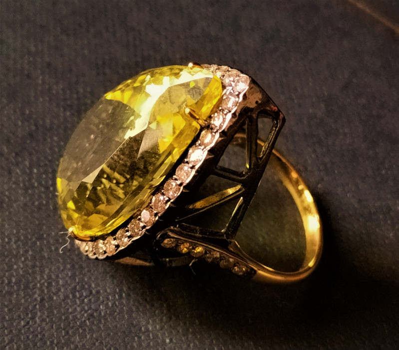 Anello in oro, diamanti e topazio