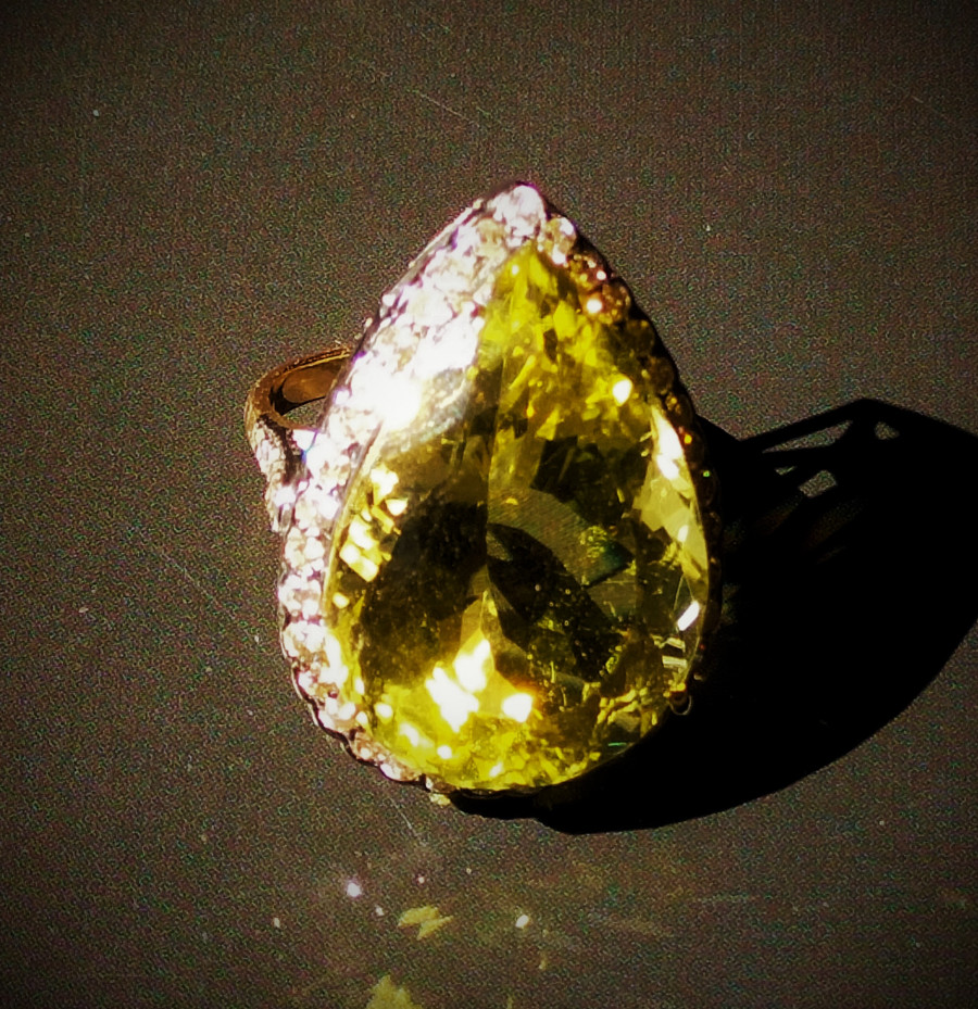 Anello in oro, diamanti e topazio