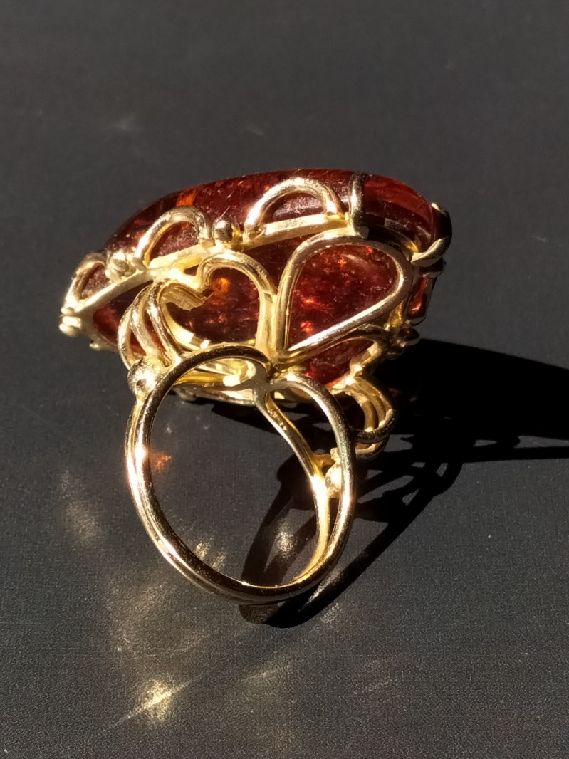 Grande anello in oro e ambra del Baltico con inclusioni. 1970