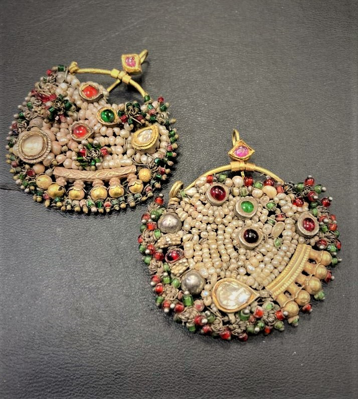 Orecchini in oro, perle di Bassora, rubini, zaffiri bianchi, smeraldi. India