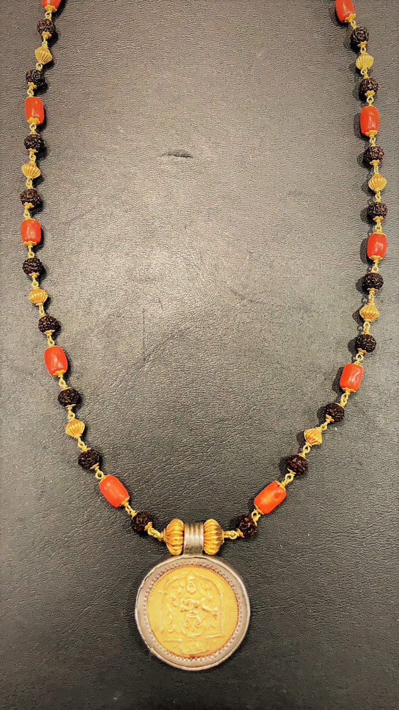 Collana in oro, corallo, semi di rudraksha. India