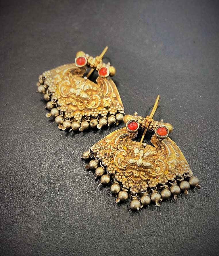 Orecchini in oro e rubini, con immagine di Kirtimuka. India del sud
