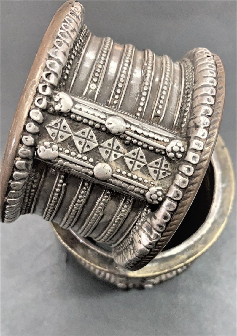 Coppia di bracciali in argento. India
