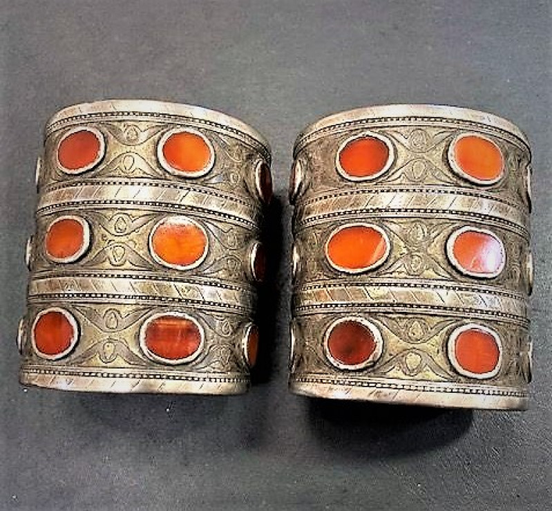 Coppia di bracciali in argento dorato e corniola. Turkmenistan