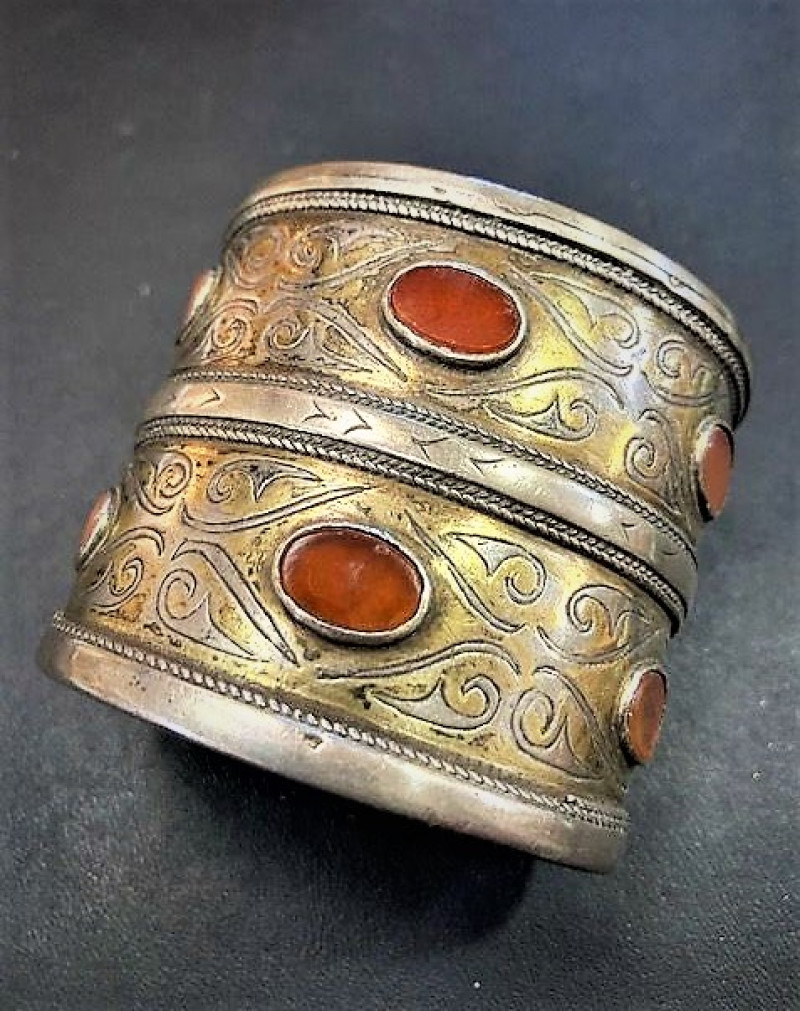 Bracciale in argento dorato e corniola. Turkmenistan