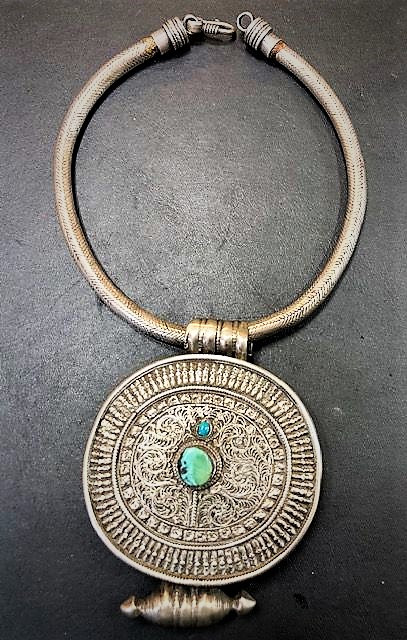 Collana in argento e pendente porta amuleti "gau". Tibet