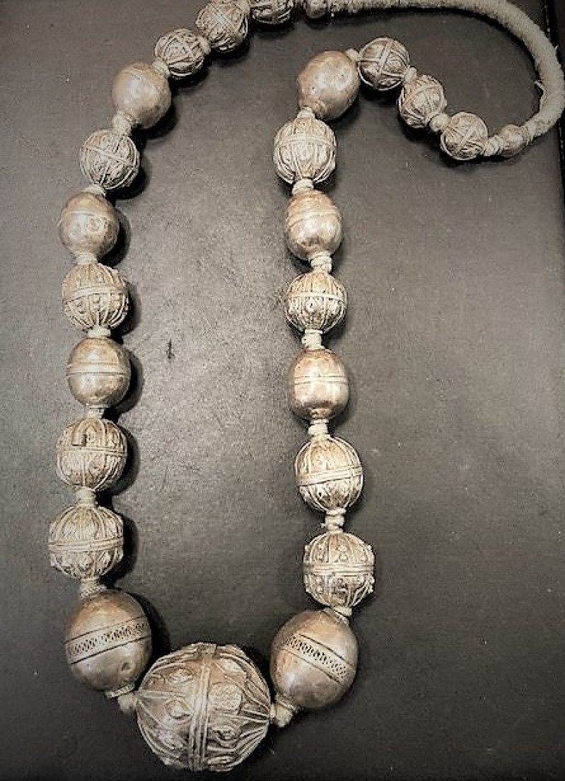 Collana in vaghi d'argento antico. Yemen