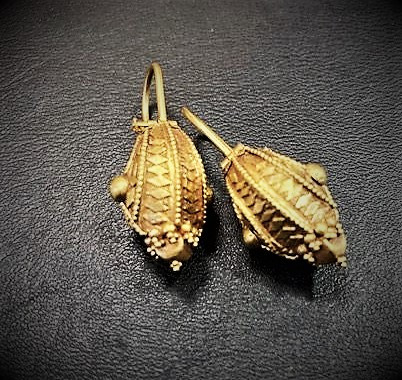 Orecchini in oro. Kerala, India