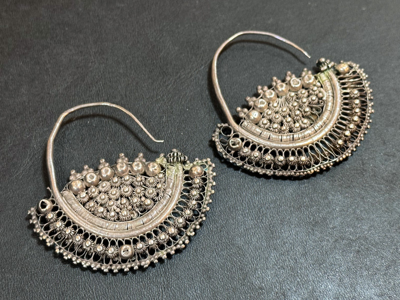 Antichi orecchini in argento con microgranulazione