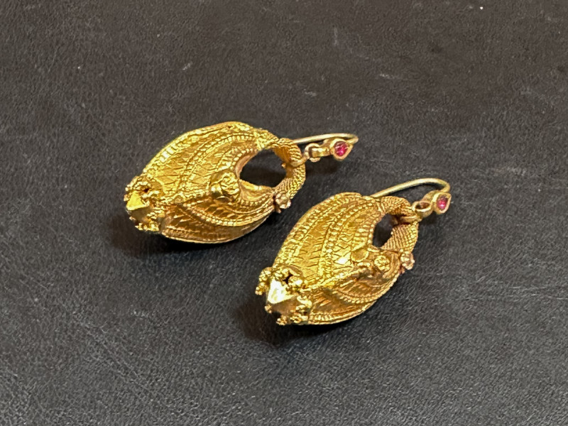 Orecchini in oro antichi dell’India.