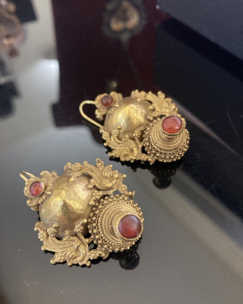 Antichi orecchini in oro India del sud