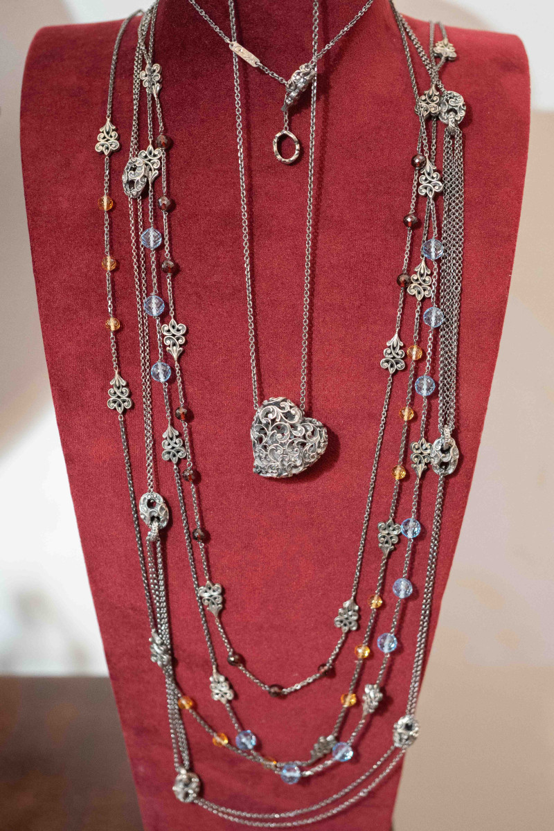 Collana in argento con pietre