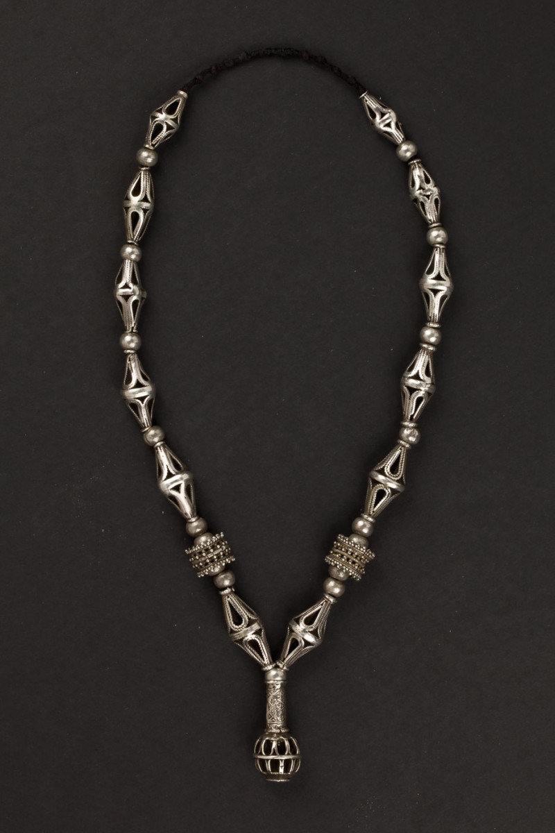 Collana in argento con pendente. Yemen