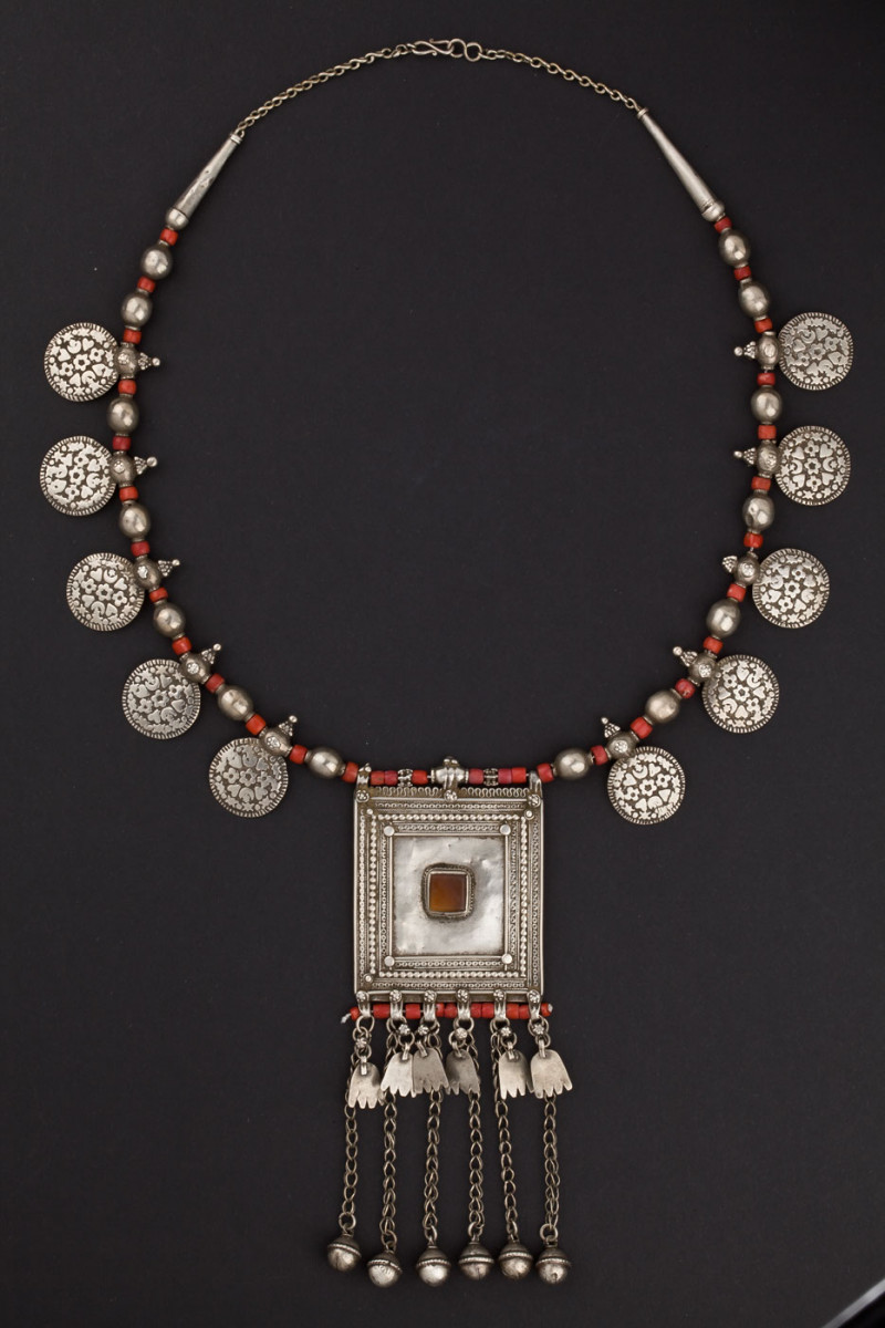 Collana in argento e corallo. Yemen