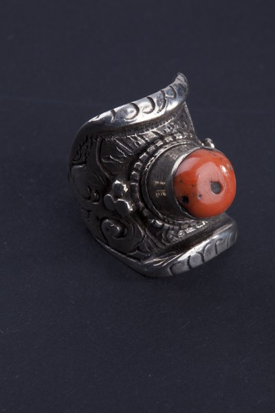 Anello in argento e corallo. Tibet