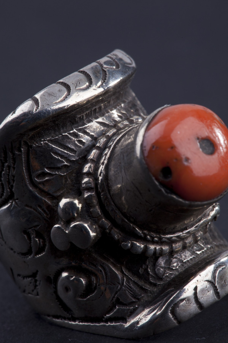 Anello in argento e corallo. Tibet