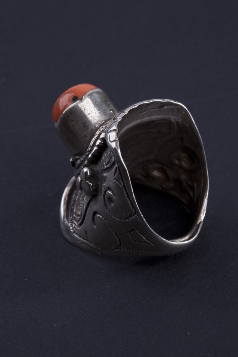 Anello in argento e corallo. Tibet