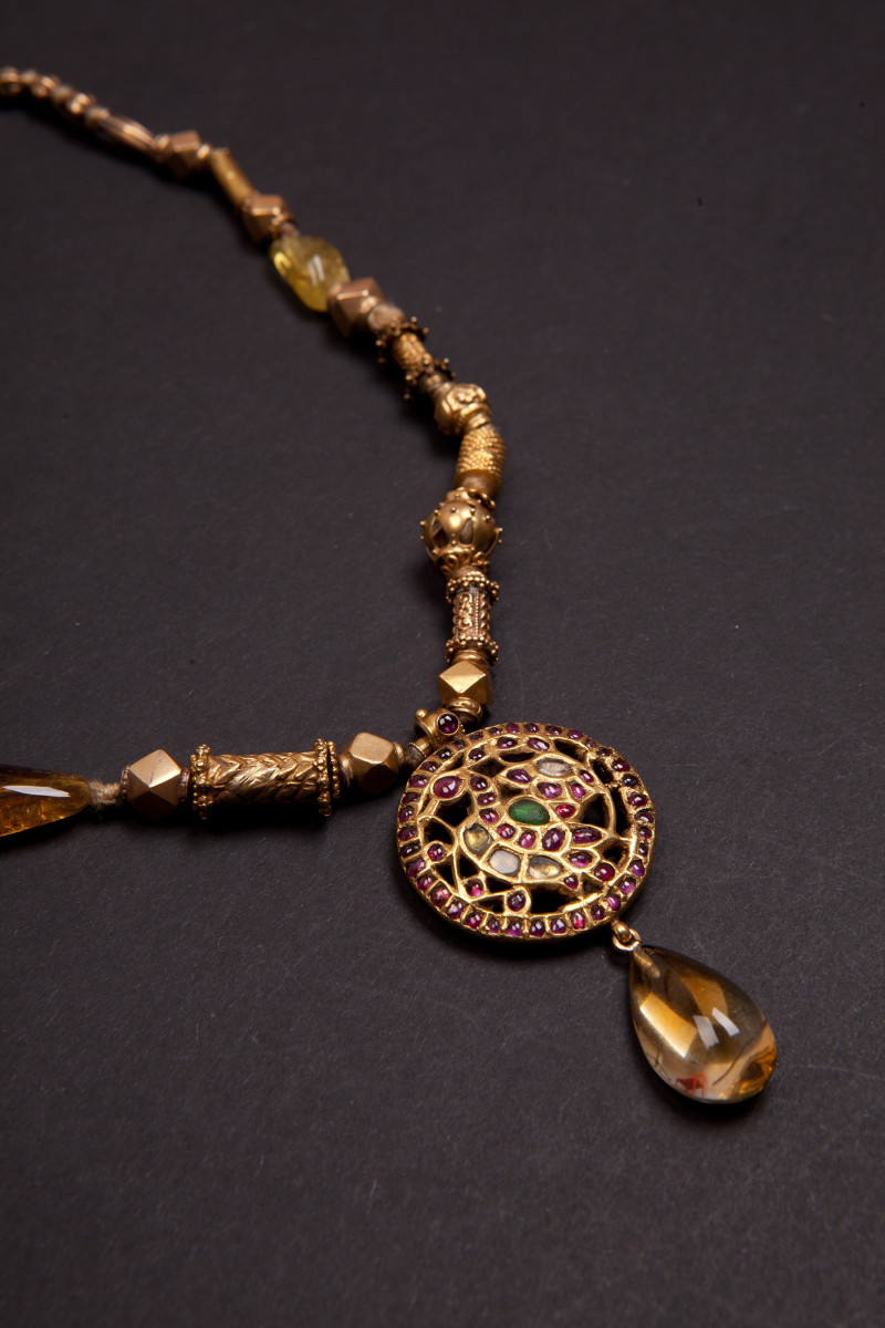 Collana con perle indiane in oro antico