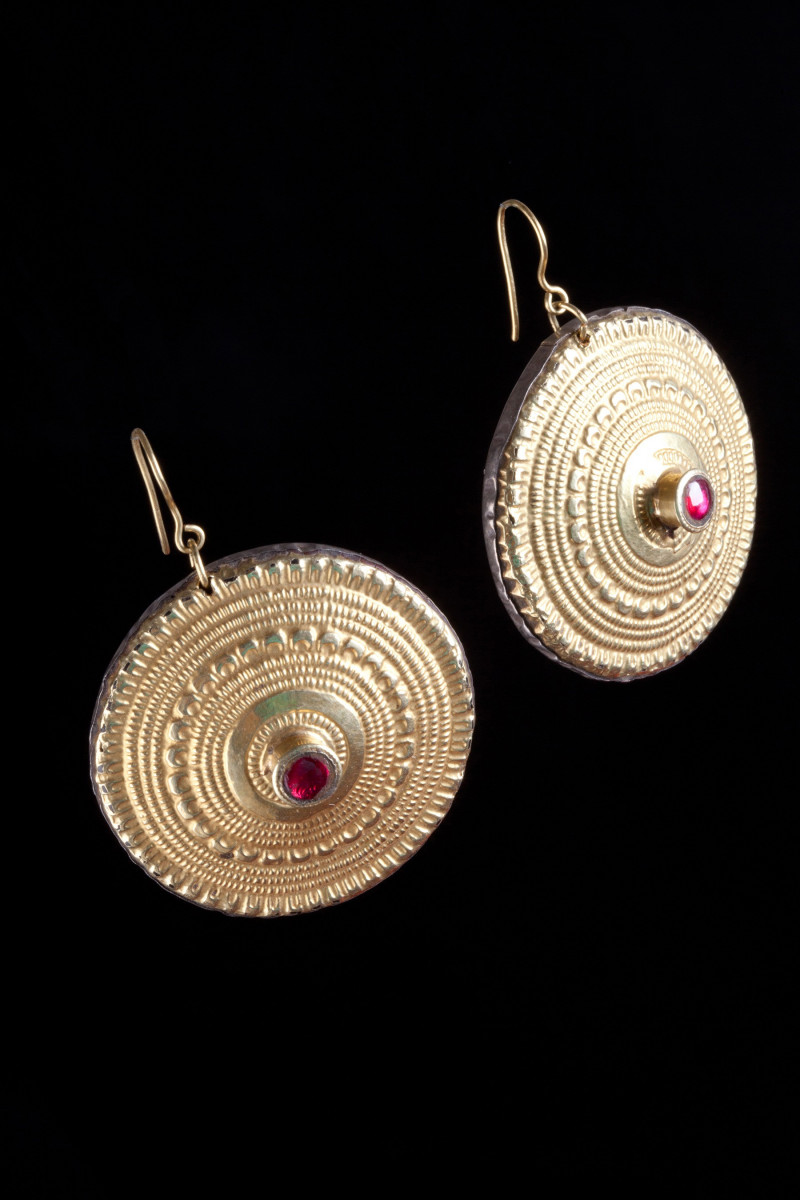 Orecchini lamina d'oro e rubini, India