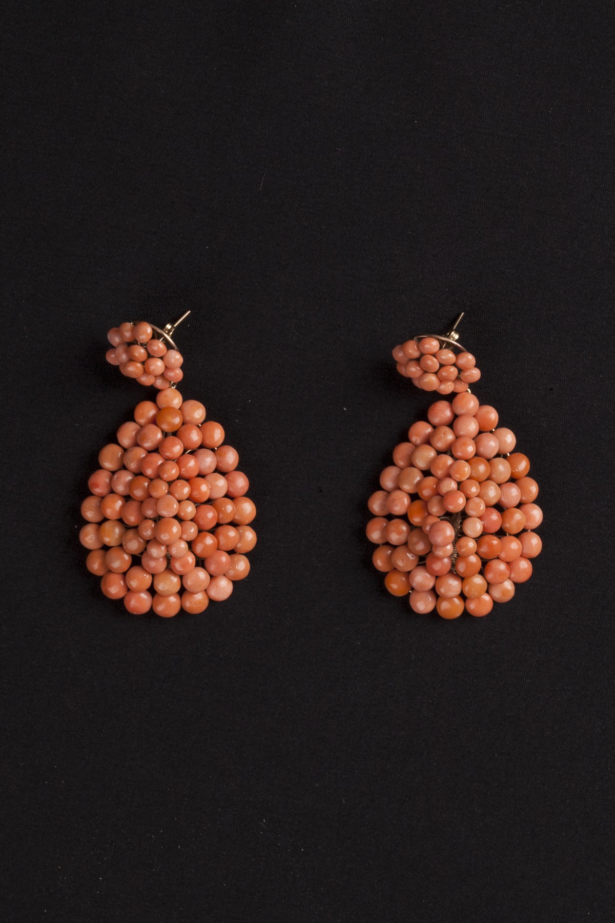 orecchini a monachella con corallo rosso | Vintage Shop Online orecchini a monachella con corallo rosso | Vintage Shop Online