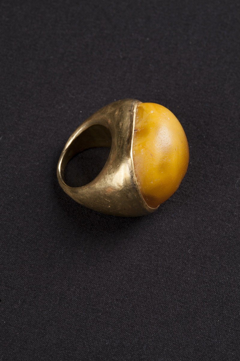 Anello in oro e ambra