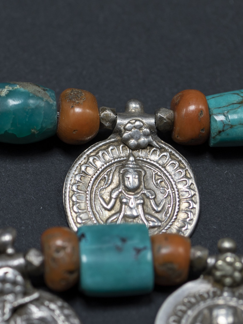 Collana con amuleti in argento. Nepal