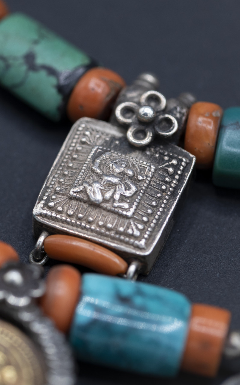 Collana con amuleti in argento. Nepal