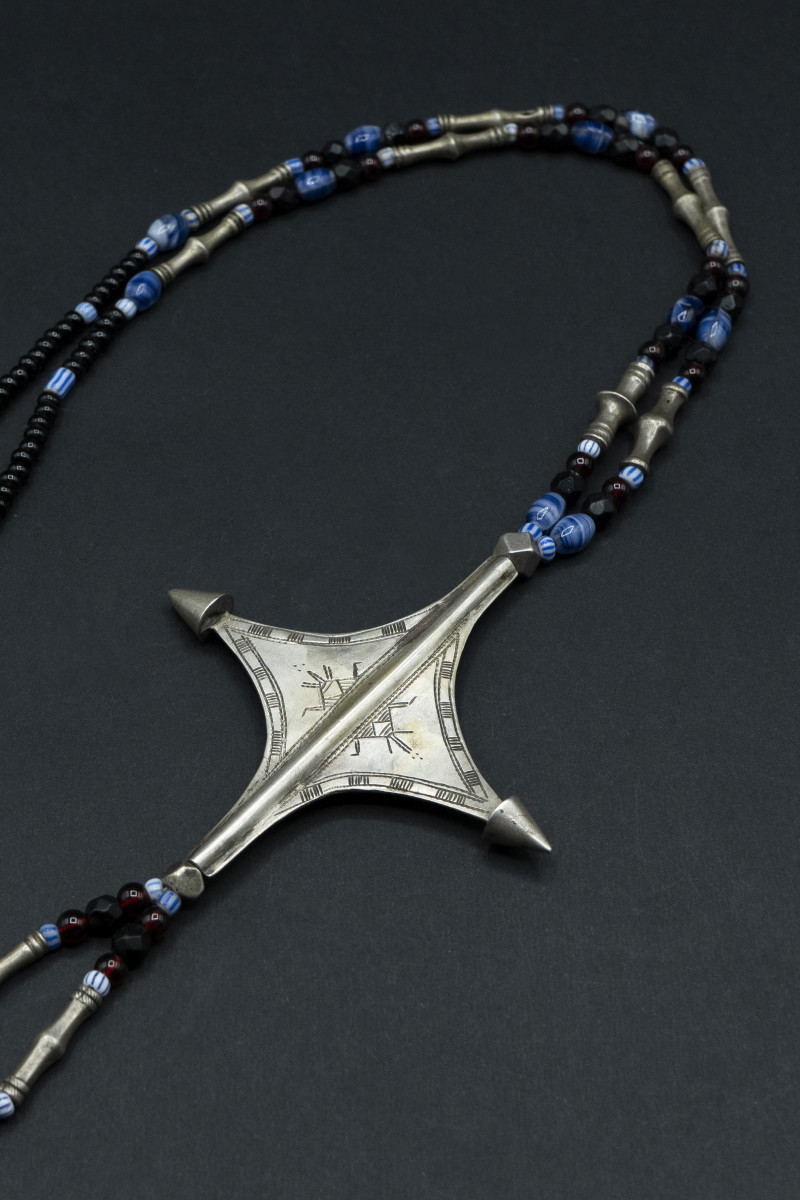 Collana in argento e azzurrite. Niger