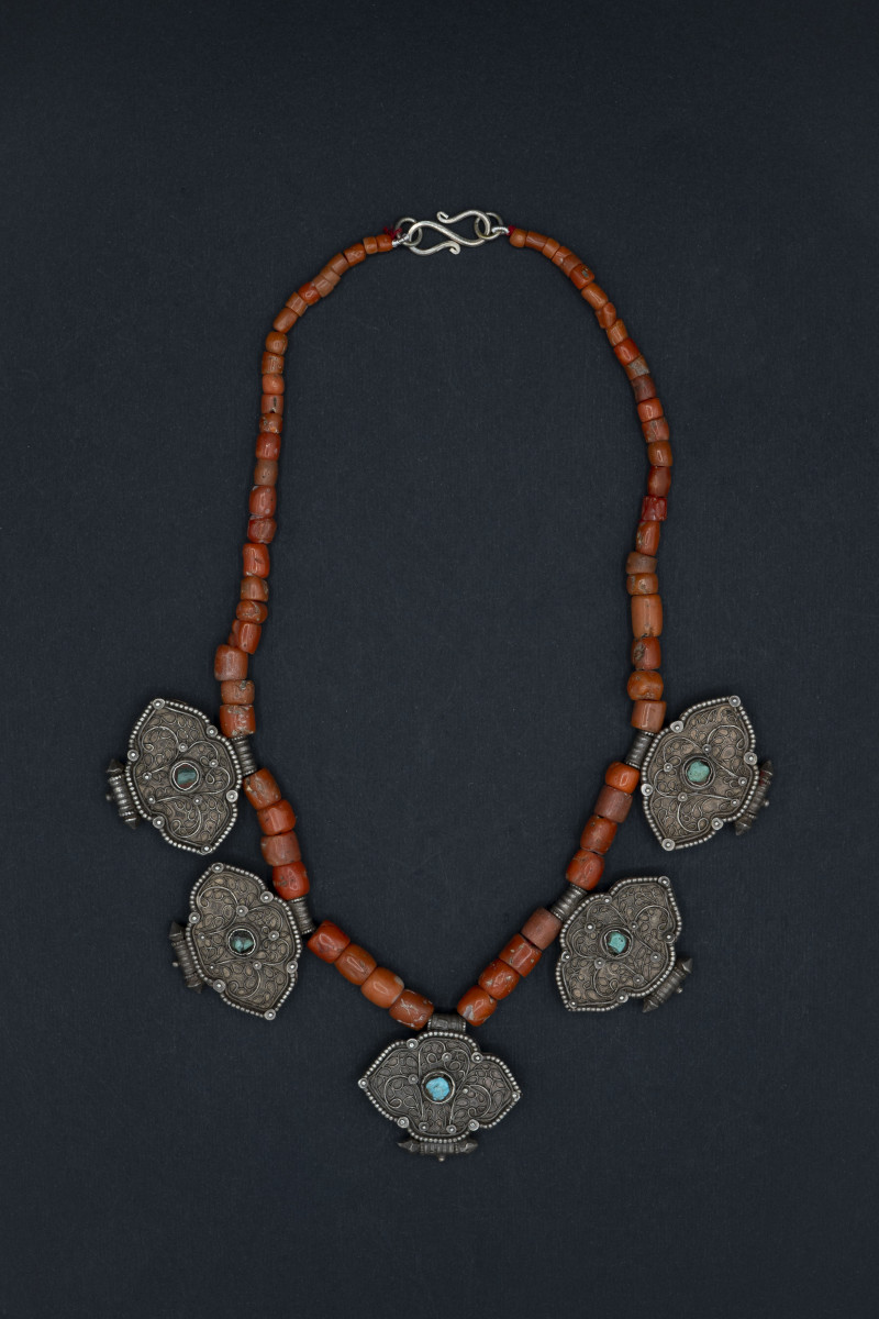 Collana in corallo e amuleti "ga'u". Tibet