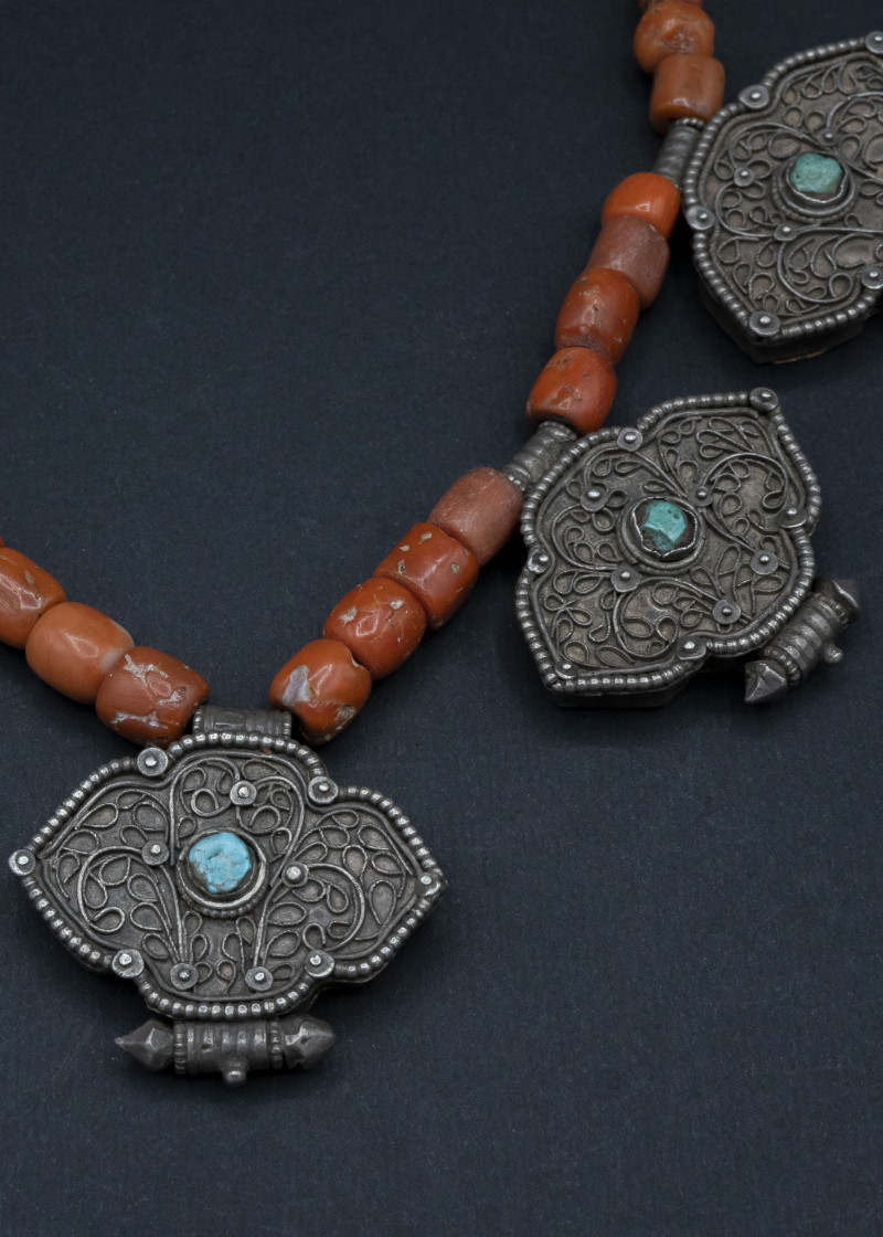 Collana in corallo e amuleti "ga'u". Tibet