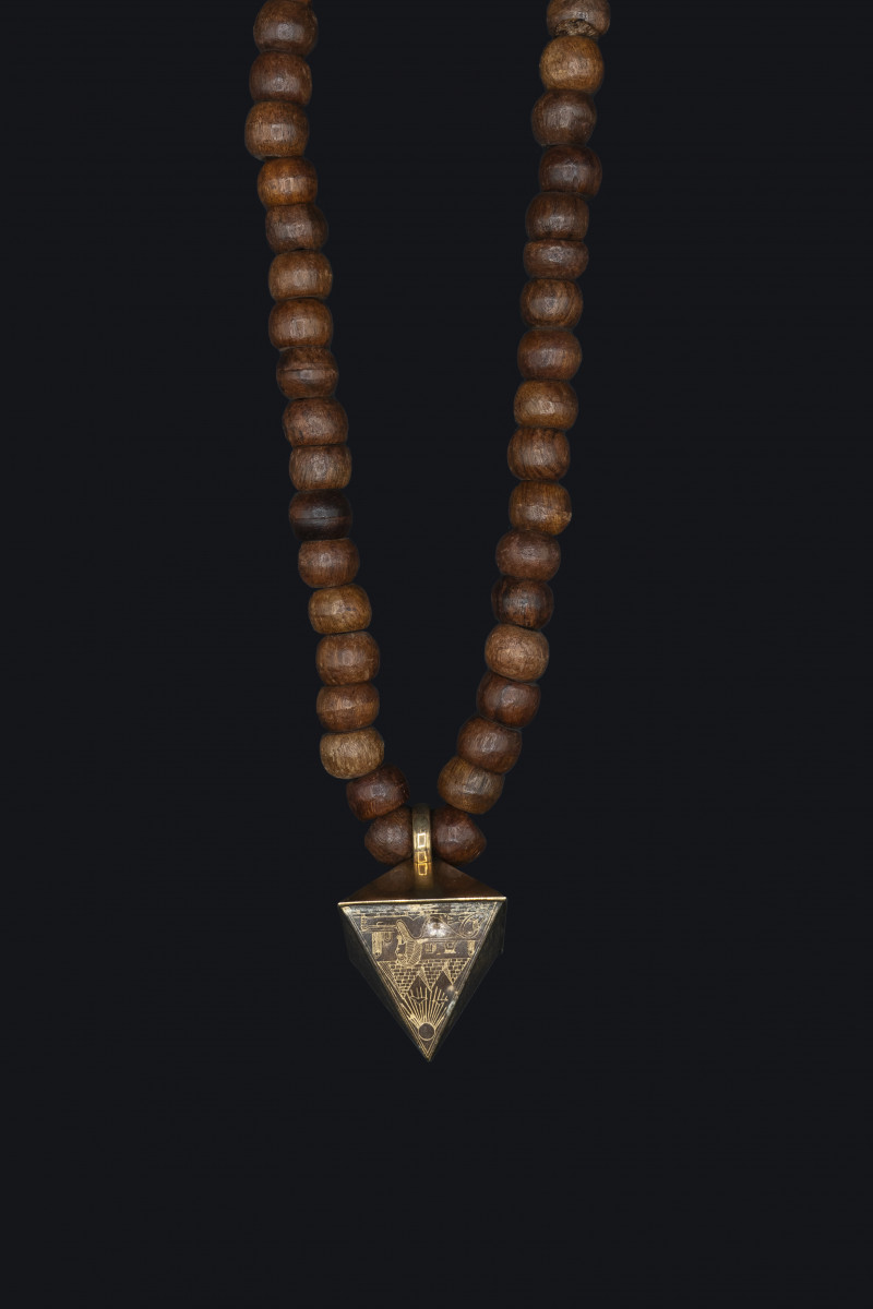 Collana con piramide incisa