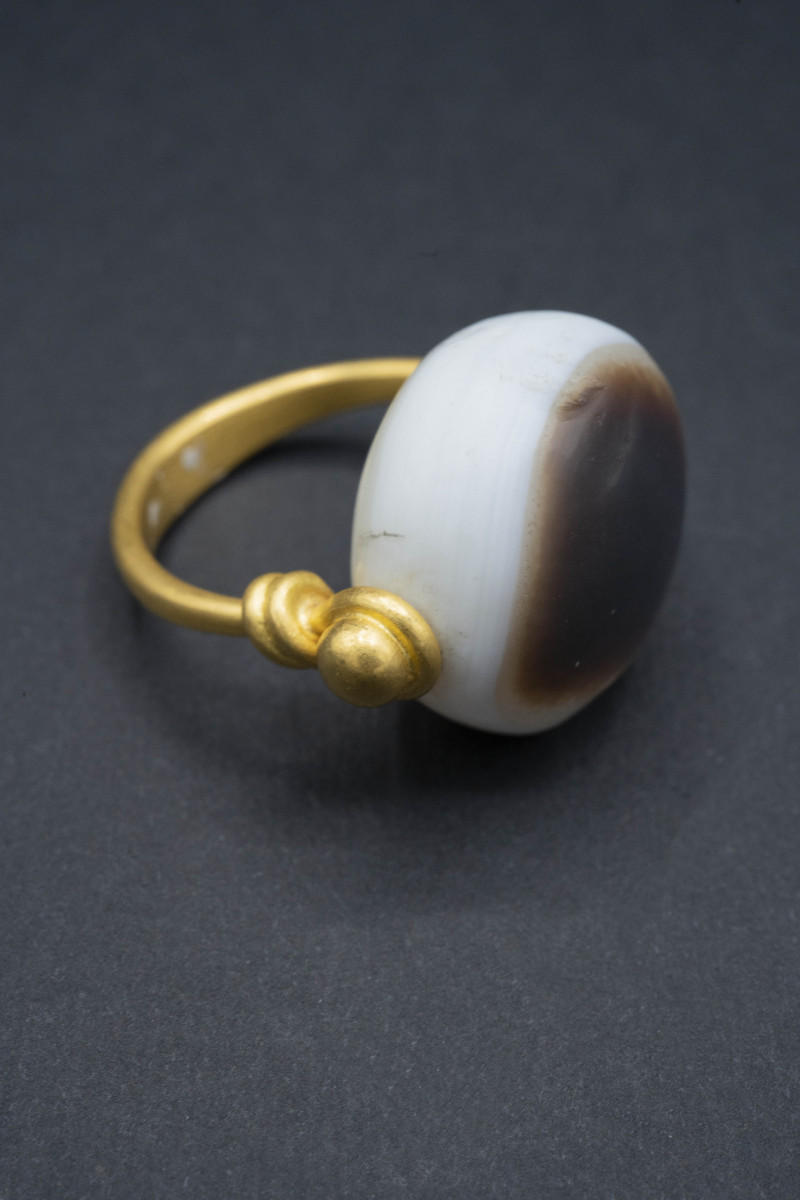 Anello in oro con agata di scavo