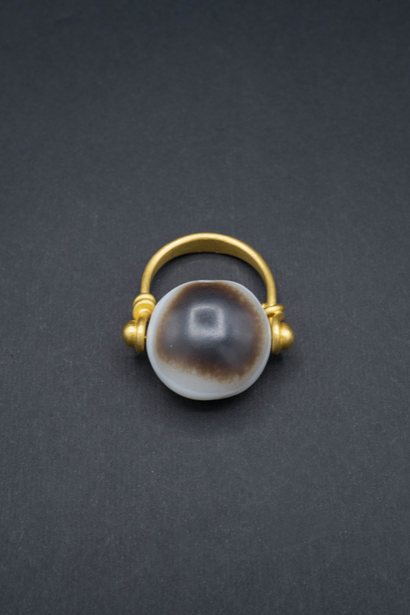 Anello in oro con agata di scavo