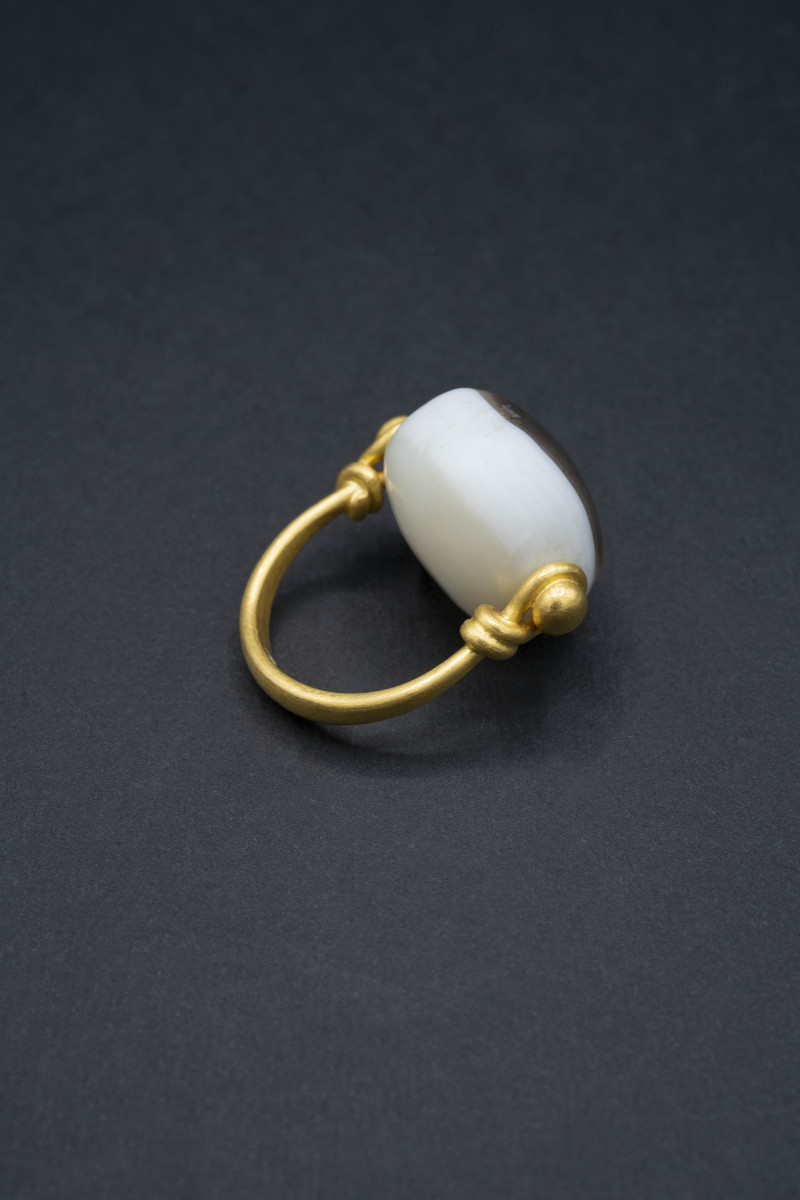 Anello in oro con agata di scavo